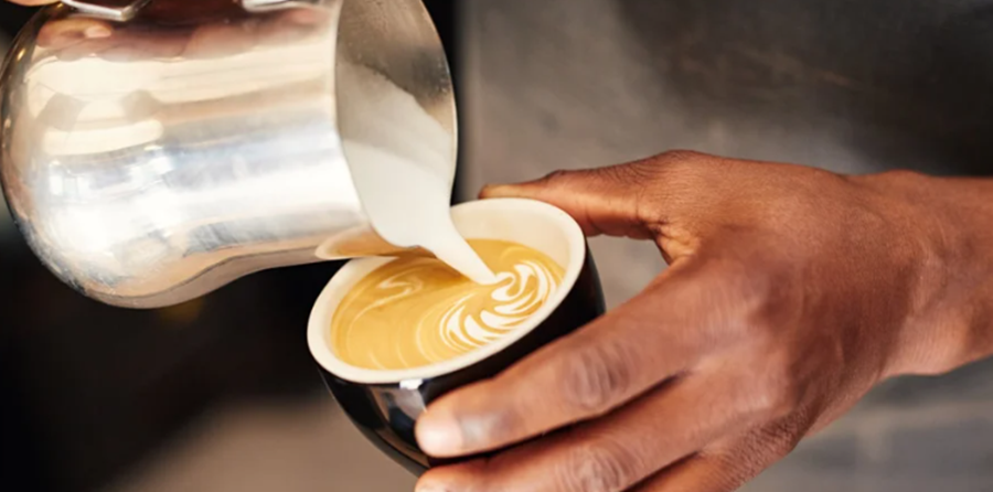 Café com leite tem efeito antiinflamatório significativo (Foto: mavoimages/Depositphotos)